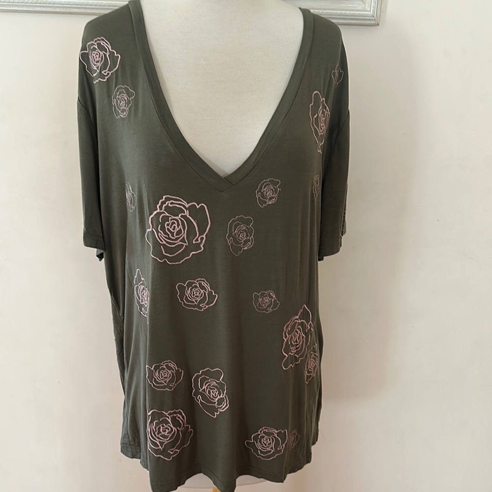 Bebe green and pink Graphic Short Sleeve Tee